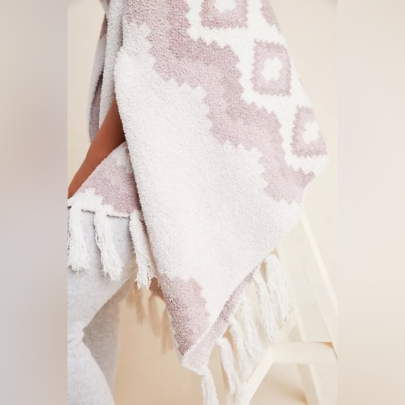 Anthropologie - Barefoot Dreams Mosaic Wrap Cozy Pink and White Patterned Shawl - Picture 3 of 5